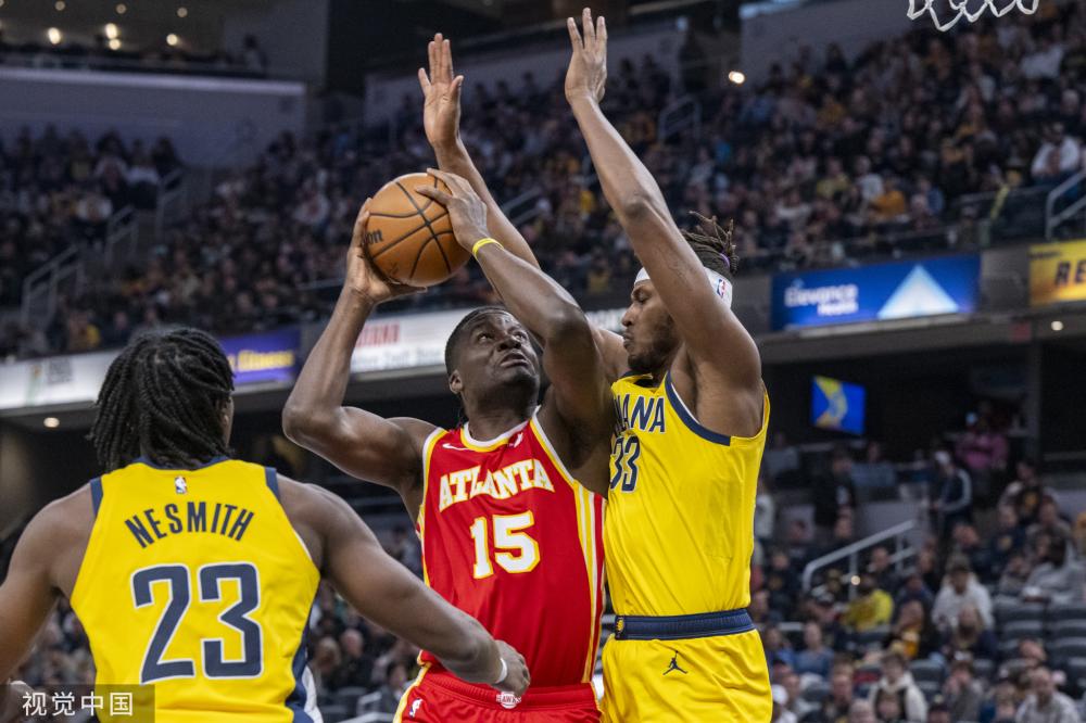 球迷热情拥 球迷热情拥