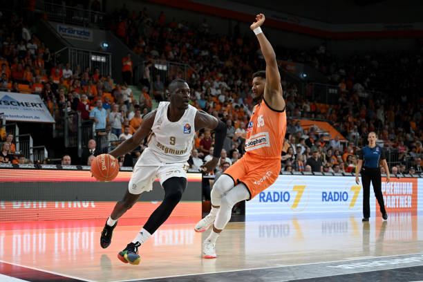 CBA第45轮排名出炉！新疆反超辽宁，广东跌至第7，上海进八强无望.